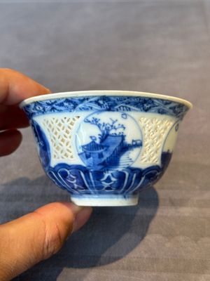 A Chinese blue and white reticulated bowl, Transitional period — foto 2
