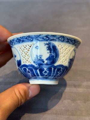 A Chinese blue and white reticulated bowl, Transitional period — foto 3