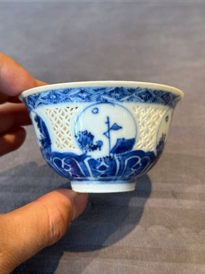A Chinese blue and white reticulated bowl, Transitional period — foto 4