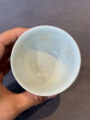A Chinese blue and white reticulated bowl, Transitional period — foto 5