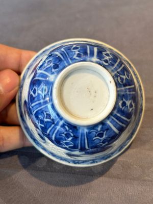 A Chinese blue and white reticulated bowl, Transitional period — foto 6