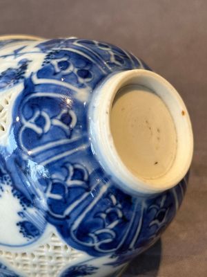 A Chinese blue and white reticulated bowl, Transitional period — foto 7