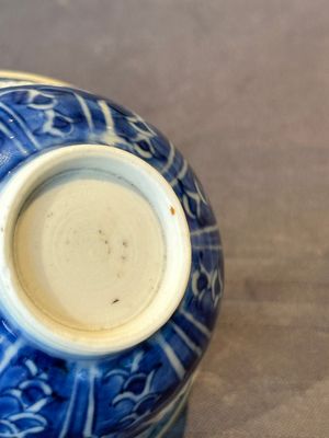 A Chinese blue and white reticulated bowl, Transitional period — foto 8