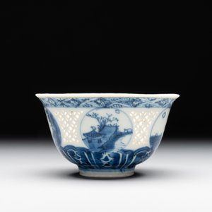 A Chinese blue and white reticulated bowl, Transitional period — foto 1