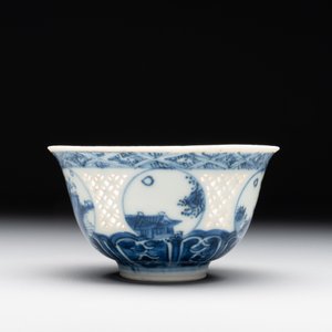 A Chinese blue and white reticulated bowl, Transitional period — foto 2