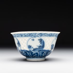 A Chinese blue and white reticulated bowl, Transitional period — foto 3