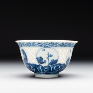A Chinese blue and white reticulated bowl, Transitional period — foto 4
