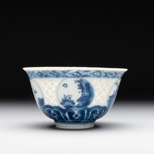 A Chinese blue and white reticulated bowl, Transitional period — foto 5