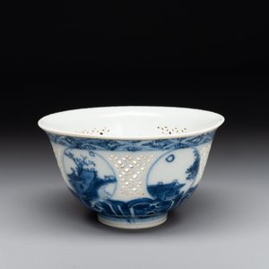 A Chinese blue and white reticulated bowl, Transitional period — foto 6