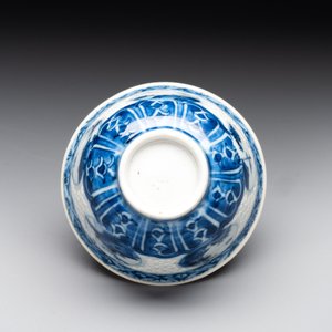 A Chinese blue and white reticulated bowl, Transitional period — foto 8