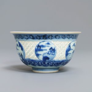A Chinese blue and white reticulated bowl with landscape panels, Transitional period — 照片 3