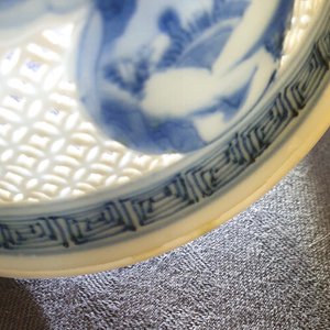 A Chinese blue and white reticulated bowl with landscape panels, Transitional period — 照片 7
