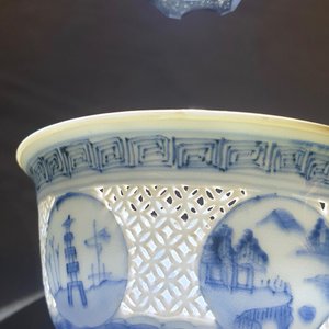 A Chinese blue and white reticulated bowl with landscape panels, Transitional period — 照片 9