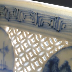 A Chinese blue and white reticulated bowl with landscape panels, Transitional period — 照片 10