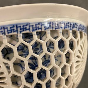 A Chinese blue and white reticulated double-walled bowl, Kangxi — 照片 13