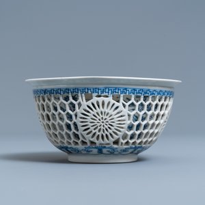 A Chinese blue and white reticulated double-walled bowl, Kangxi — 照片 2