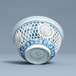 A Chinese blue and white reticulated double-walled bowl, Kangxi — 照片 7