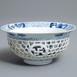 A Chinese blue and white reticulated double-walled bowl, Kangxi — 照片 1