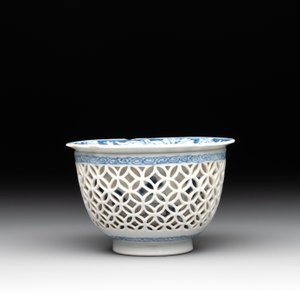A Chinese blue and white reticulated double-walled cup and saucer, fu mark, Kangxi — photo 4