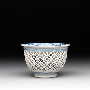 A Chinese blue and white reticulated double-walled cup and saucer, fu mark, Kangxi — photo 6