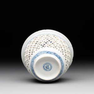 A Chinese blue and white reticulated double-walled cup and saucer, fu mark, Kangxi — photo 8