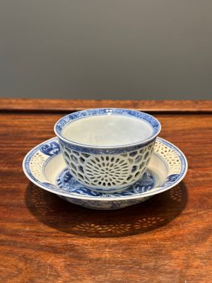 A Chinese blue and white reticulated double-walled cup and saucer, Kangxi — 照片 1