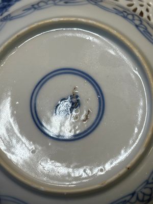 A Chinese blue and white reticulated double-walled cup and saucer, Kangxi — 照片 15