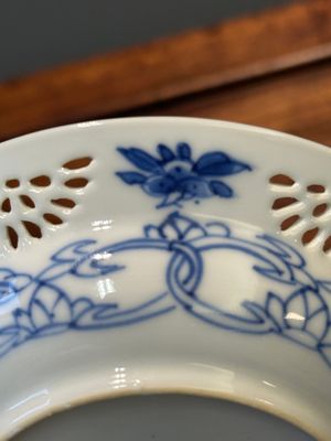 A Chinese blue and white reticulated double-walled cup and saucer, Kangxi — 照片 18