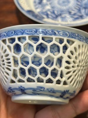 A Chinese blue and white reticulated double-walled cup and saucer, Kangxi — 照片 5