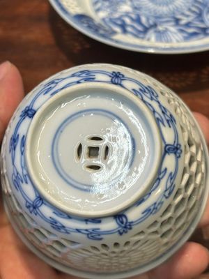 A Chinese blue and white reticulated double-walled cup and saucer, Kangxi — 照片 7