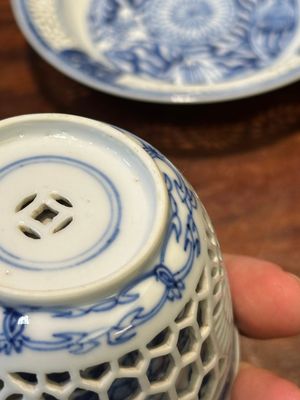 A Chinese blue and white reticulated double-walled cup and saucer, Kangxi — 照片 9