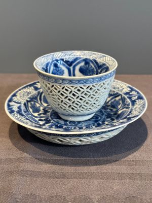 A Chinese blue and white reticulated double-walled cup and saucer, lingzhi mark, Kangxi — photo 4