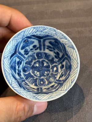 A Chinese blue and white reticulated double-walled cup and saucer, lingzhi mark, Kangxi — photo 5