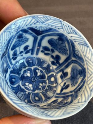 A Chinese blue and white reticulated double-walled cup and saucer, lingzhi mark, Kangxi — photo 6