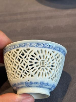 A Chinese blue and white reticulated double-walled cup and saucer, lingzhi mark, Kangxi — photo 8