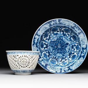 A Chinese blue and white reticulated double-walled cup and saucer, lingzhi mark, Kangxi — photo 1