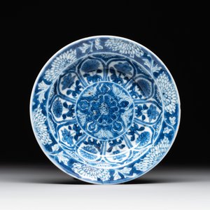 A Chinese blue and white reticulated double-walled cup and saucer, lingzhi mark, Kangxi — photo 2