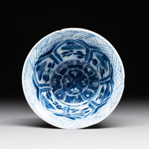 A Chinese blue and white reticulated double-walled cup and saucer, lingzhi mark, Kangxi — photo 7