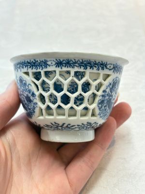 A Chinese blue and white reticulated double-walled cup, pearl mark, Kangxi — photo 2