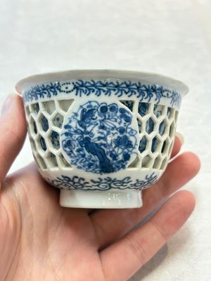 A Chinese blue and white reticulated double-walled cup, pearl mark, Kangxi — photo 3