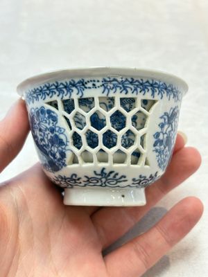 A Chinese blue and white reticulated double-walled cup, pearl mark, Kangxi — photo 4