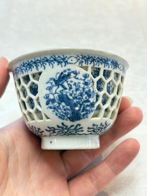 A Chinese blue and white reticulated double-walled cup, pearl mark, Kangxi — photo 5