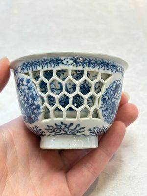 A Chinese blue and white reticulated double-walled cup, pearl mark, Kangxi — photo 6