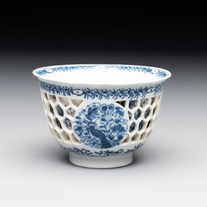 A Chinese blue and white reticulated double-walled cup, pearl mark, Kangxi — photo 1