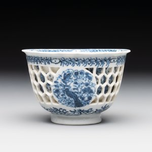 A Chinese blue and white reticulated double-walled cup, pearl mark, Kangxi — photo 2