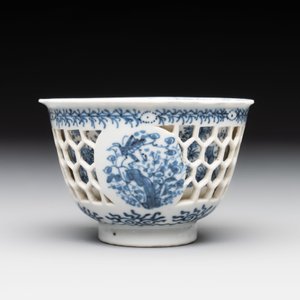 A Chinese blue and white reticulated double-walled cup, pearl mark, Kangxi — photo 3
