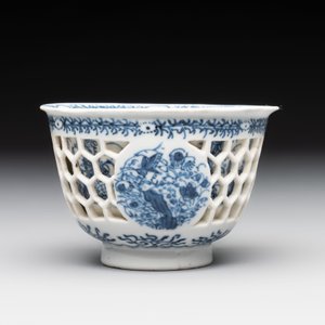 A Chinese blue and white reticulated double-walled cup, pearl mark, Kangxi — photo 4