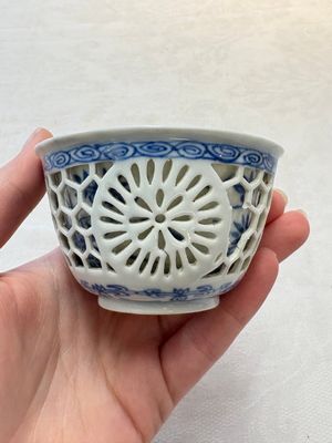 A Chinese blue and white reticulated double-walled cup, ruyi mark, Kangxi — photo 1
