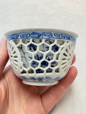 A Chinese blue and white reticulated double-walled cup, ruyi mark, Kangxi — photo 2