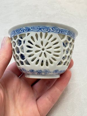 A Chinese blue and white reticulated double-walled cup, ruyi mark, Kangxi — photo 3
